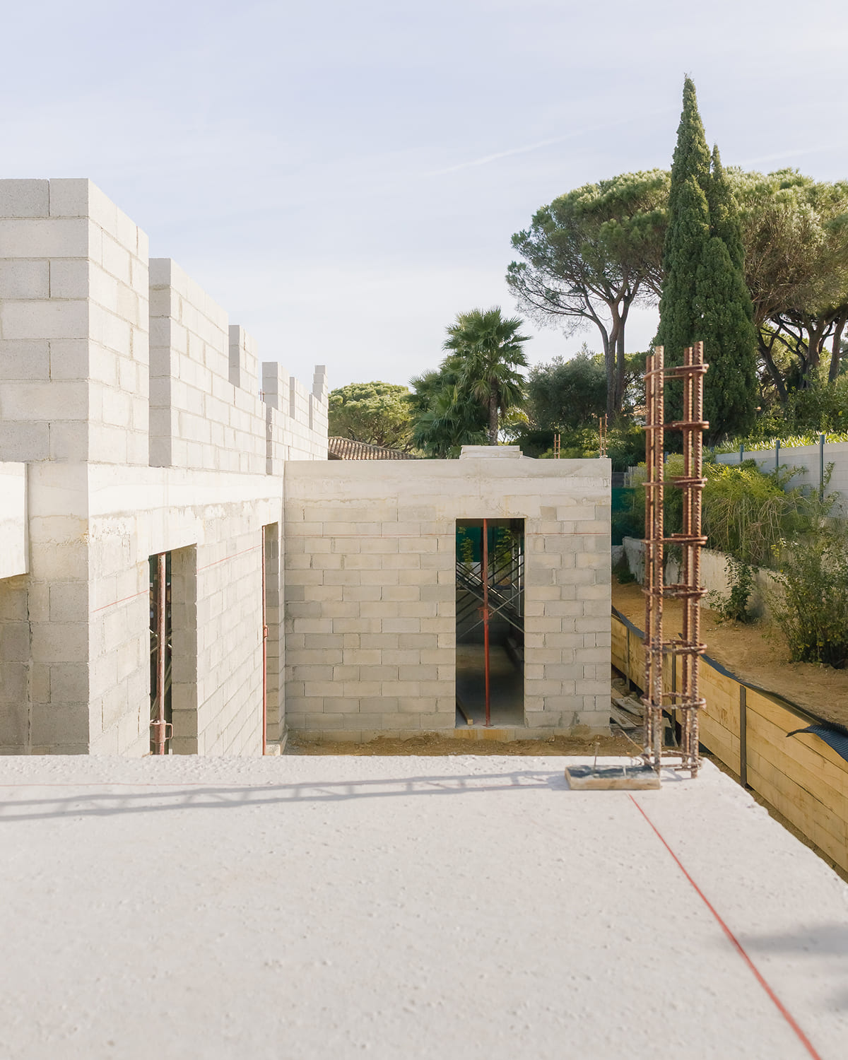 Chantier de maison individuelle à Saint Tropez par Atelier Brebion et Hupin