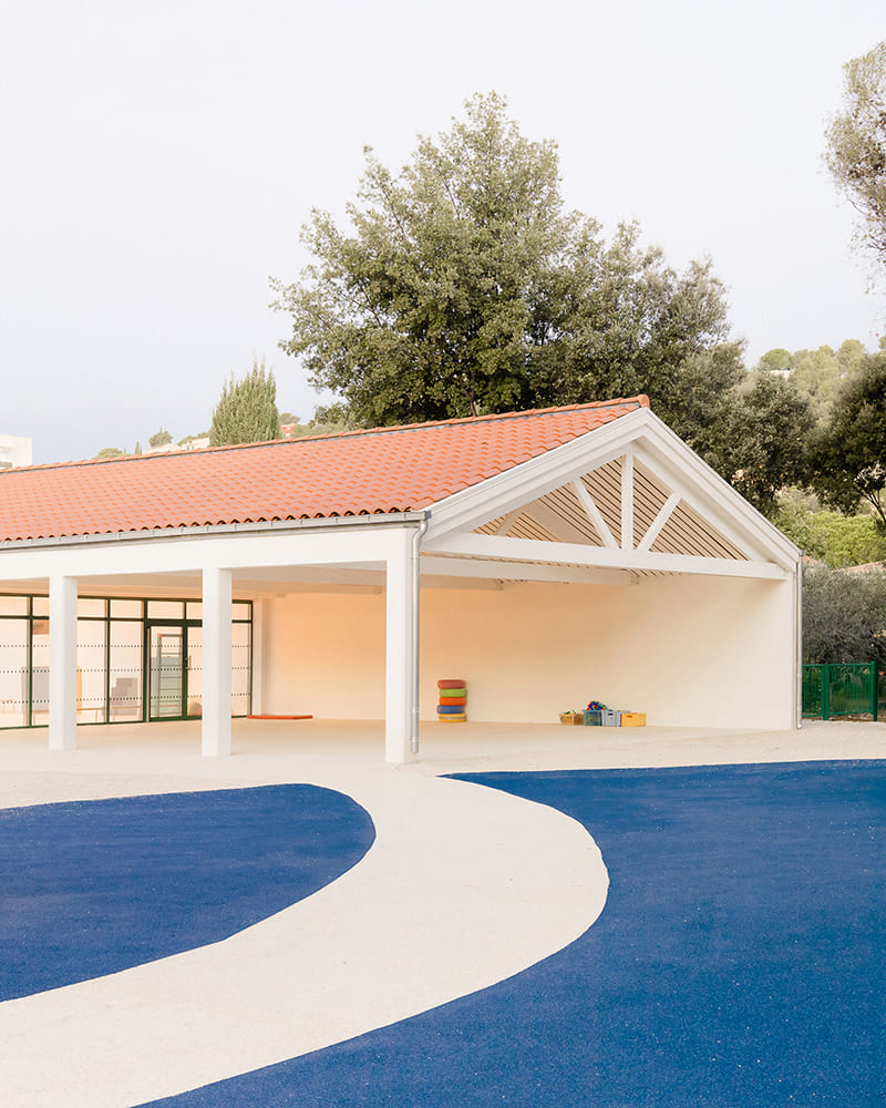 Vue extérieure de l'école maternelle à La Garde par VGH Company